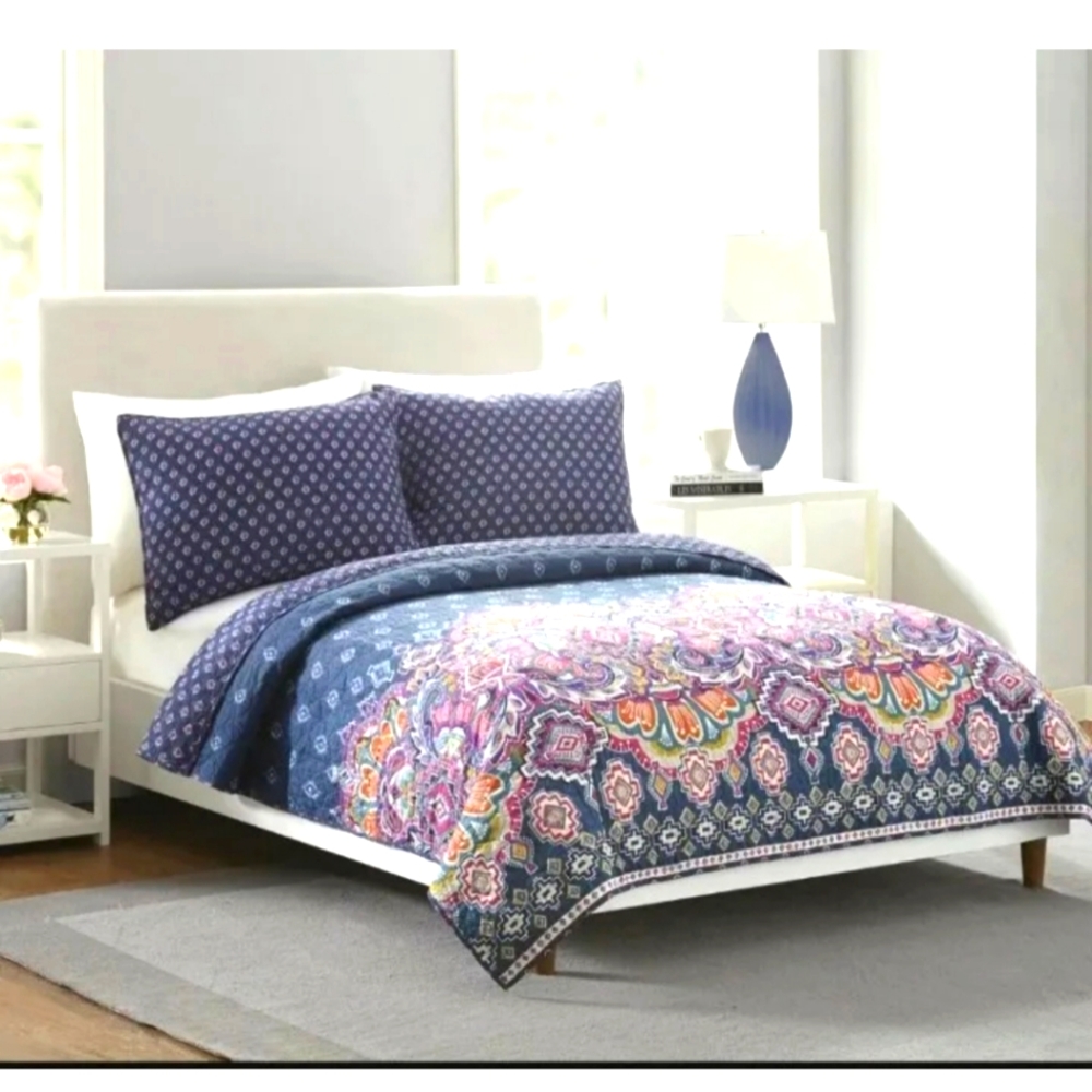 New in Package Vera Bradley Twin Quilt Blanket in Sedona Medallion Navy Blue